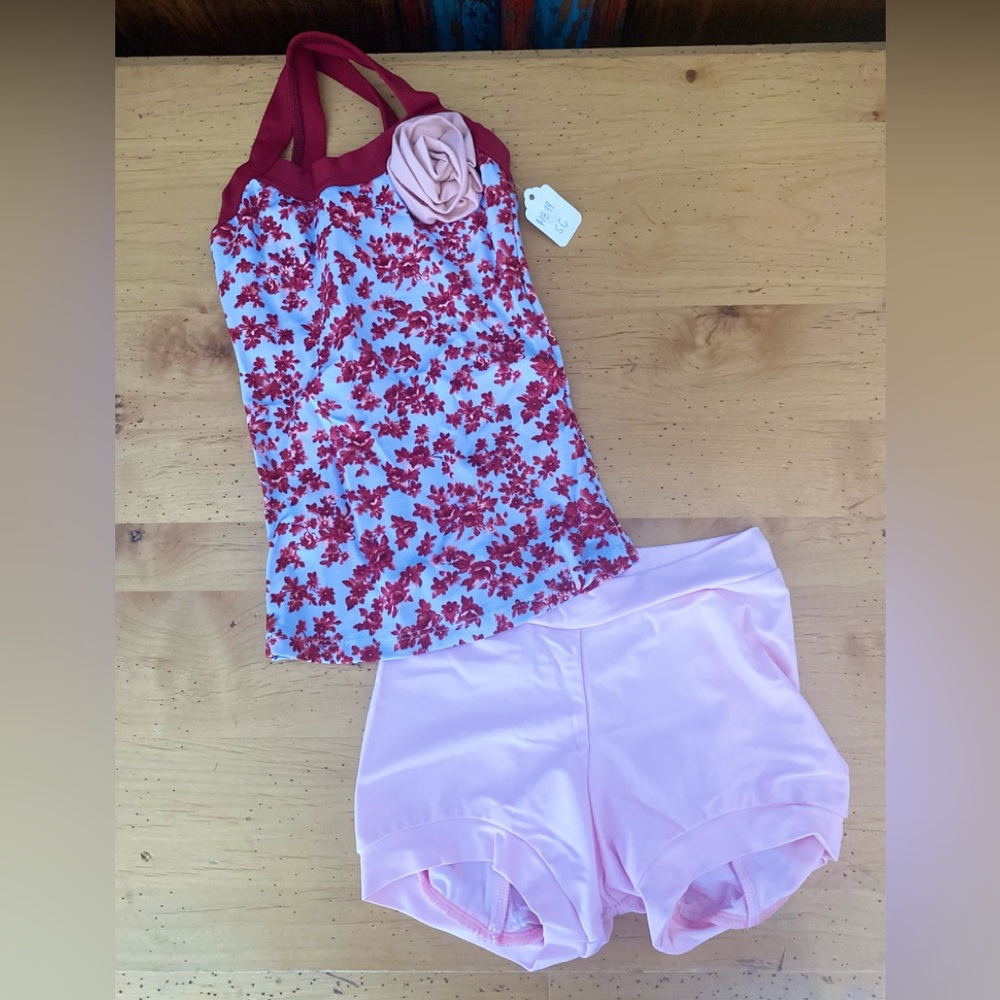 Floral tank embellished w/ fabric rose & matching banded, streamlined shorts 🥰